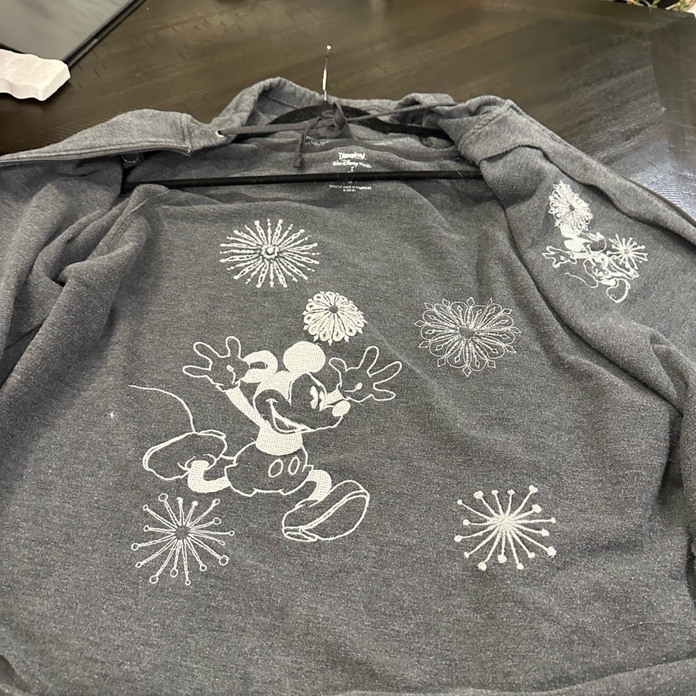 Women’s 3x Hoodie with Embroidered Disney Design - Picture 7 of 9